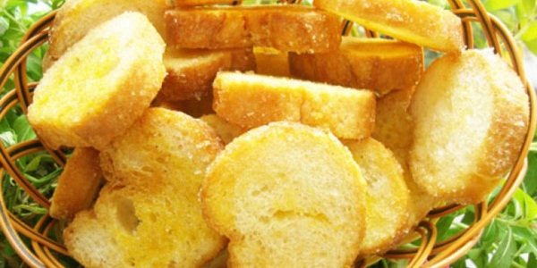 Bánh mì bơ đường sau khi hoàn thành có màu vàng, giòn và thơm